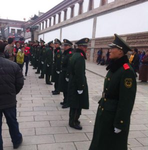 严控西藏塔尔寺的中共军警