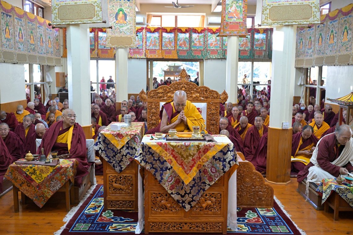 ༸གོང་ས་མཆོག་དགའ་ལྡན་ལྔ་མཆོད་ཀྱི་ཚོགས་མགོན་དུ་དབུ་བཞུགས་མཛད་པ། - vot