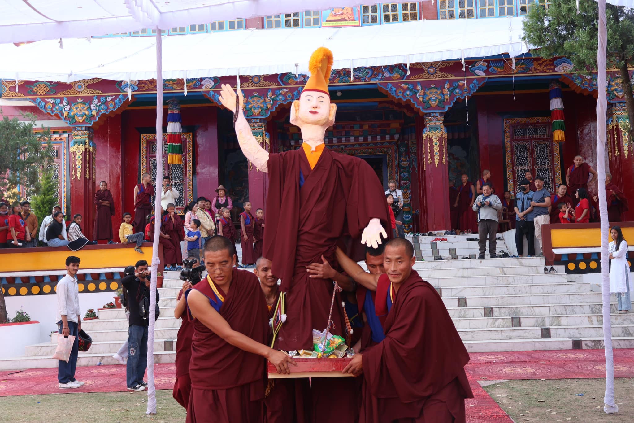 ༸དཔལ་གཤེན་བསྟན་སྨན་རིའི་གླིང་དུ་༸རྒྱལ་བ་སྨན་རིའི་སྒྲུབ་ཆེན་ཐེངས་ ༣༤ པ ...