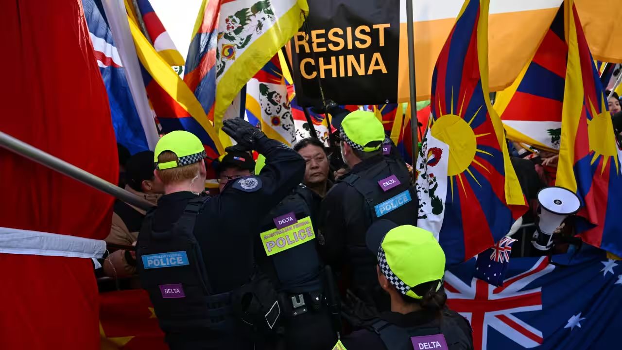 Tibetans harrased by Chinese Protester