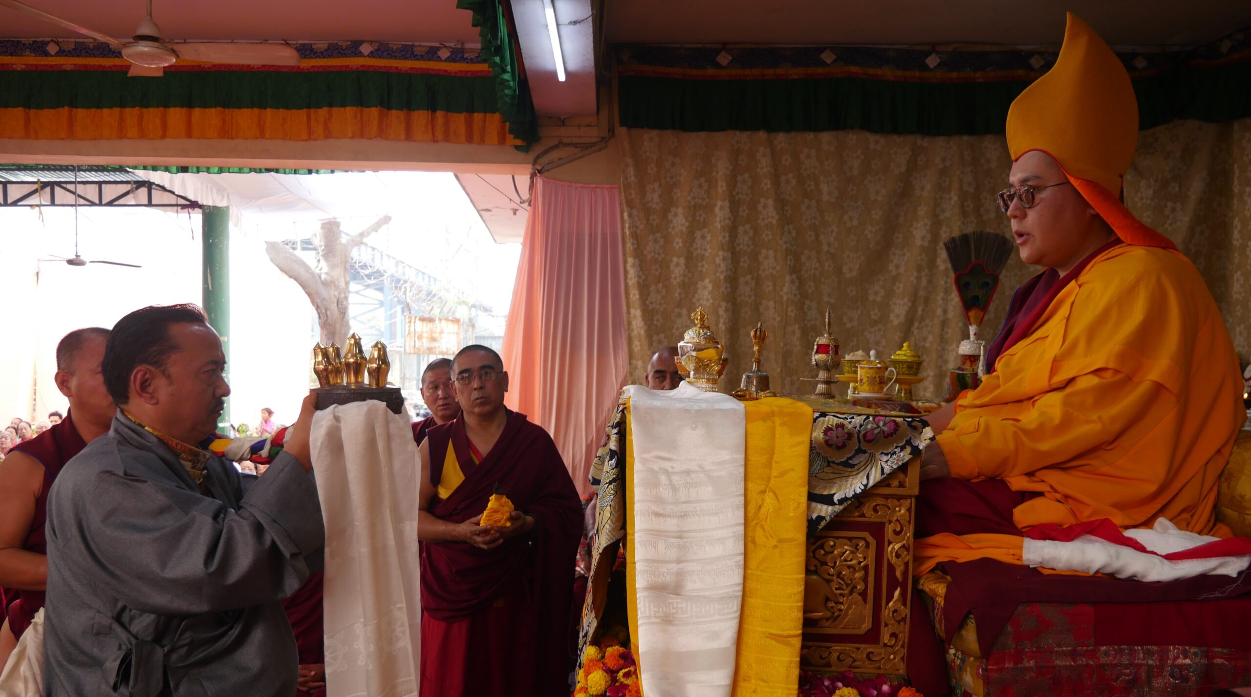 ༸སྐྱབས་རྗེ་ཡོངས་འཛིན་གླིང་མཆོག་སྤྲུལ་རིན་པོ་ཆེ་མཆོག་གིས་ལྡི་ལིའི་བོད་མི ...
