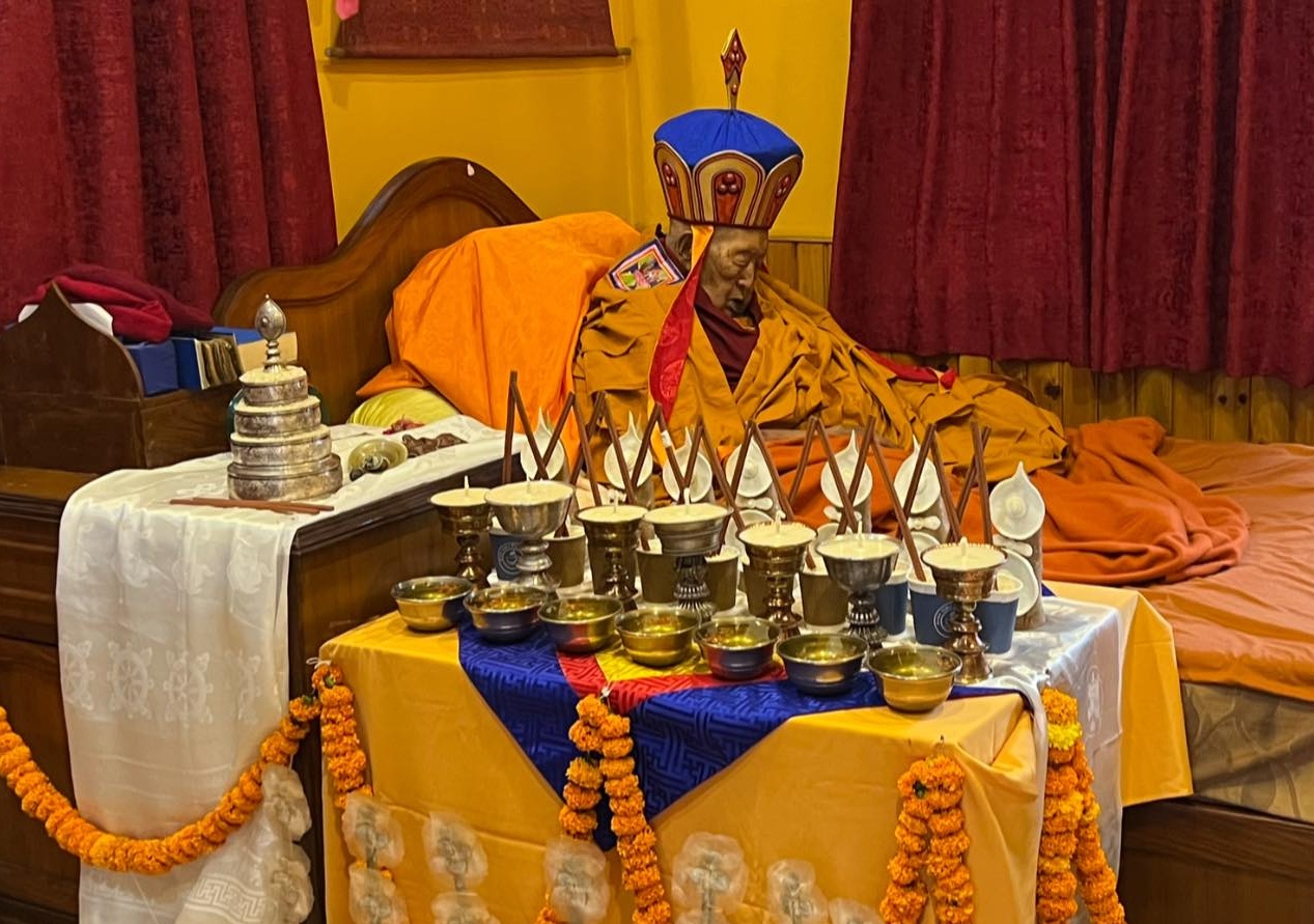༸སྐྱབས་རྗེ་སྨན་རིའི་ཡོངས་འཛིན་སྨྲ་བའི་དབང་པོ་མཆོག་ཐུགས་དམ་བཞུགས་མུས། - vot