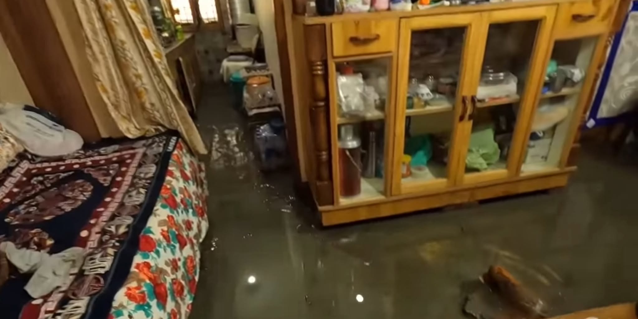 ཀུ་ལུ་མ་ཎ་ལིའི་ཆར་ཞོད་ཁྲོད་བདེ་སྐྱིད་གླིང་དང་ཌོ་བྷི་བོད་མི་གཞིས་ཆགས་གཉིས་ལ་གོད་ཆགས་ཆེ་ཤོས་ཕོག་འདུག