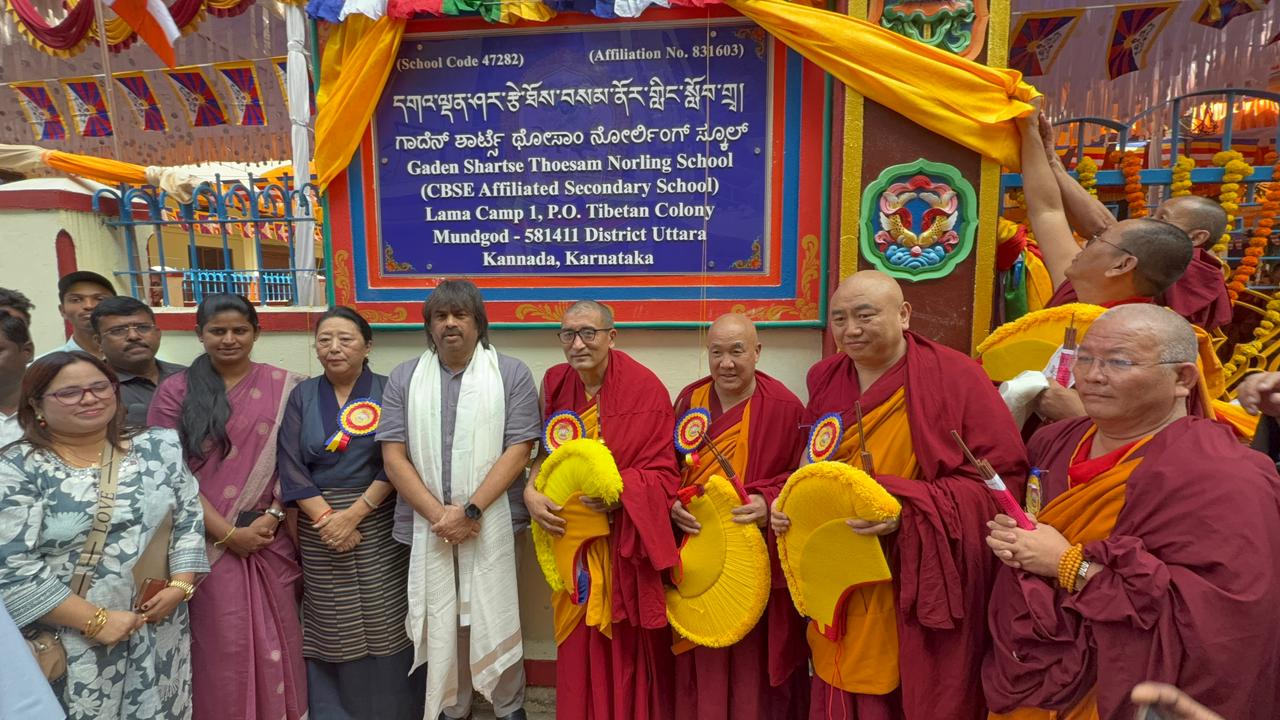དགའ་ལྡན་ཤར་རྩེ་ཐོས་བསམ་ནོར་གླིང་སློབ་གྲྭ་རྒྱ་གར་དབུས་འབྲིང་རིམ་ཤེས་ཡོན་ལྷན་ཚོགས་ཁོངས་སུ་དེབ་སྐྱེལ་བྱུང་བ།