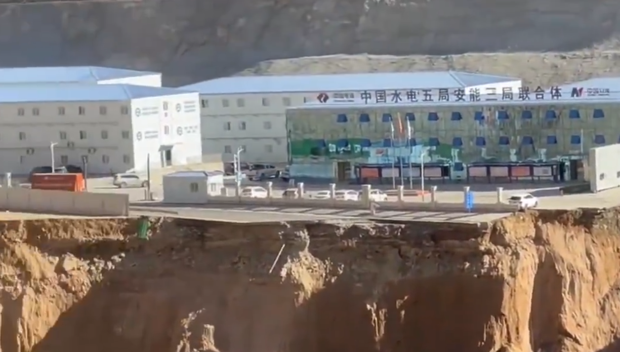 རྒྱ་གཞུང་གི་འཛུགས་སྐྲུན་ལས་གཞི་རྐྱེན་པས་འབའ་ཐང་རྫོང་གི་གཞུང་ལམ་རྡིབ་སྐྱོན་བྱུང་འདུག