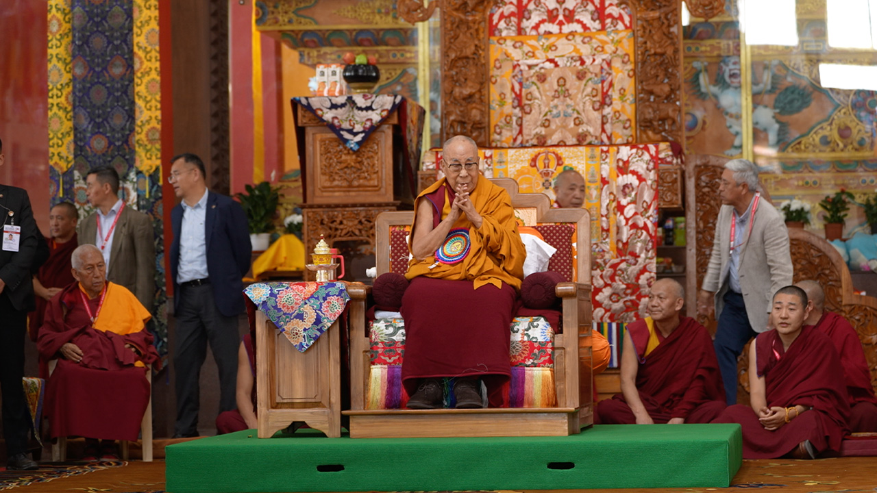 ༸གོང་ས་མཆོག་མོན་གྷོ་འབྲས་སྤུངས་སྒོ་མང་གྲྭ་ཚང་དུ་ཞབས་སོར་བདེ་བར་འཁོད་པ ...