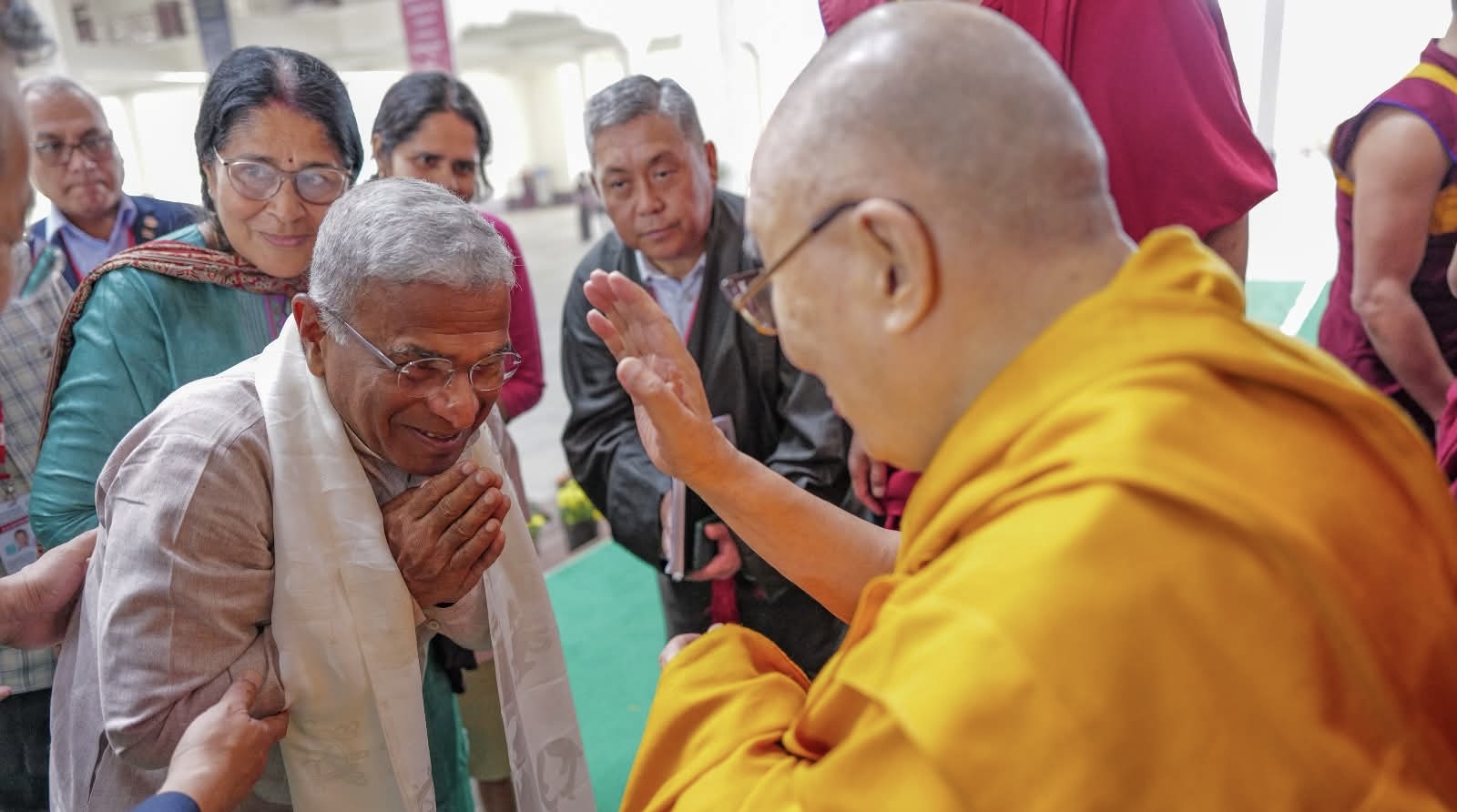 ༸གོང་ས་མཆོག་གིས་རྒྱ་གར་གྱི་གྲོས་ཚོགས་གོང་མའི་ཚོགས་གཙོ་གཞོན་པ་ཧ་རི་ཝཾ་ཤ་ནཱ་རཱ་ཡ་ཎ་སིཾཧ་མཆོག་ལ་མཇལ་ཁ་སྩལ་འདུག