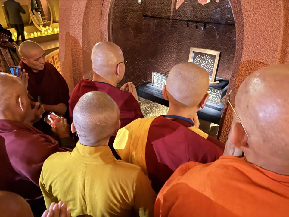 སངས་རྒྱས་ཀྱི་རིང་བསྲེལ་ལྷན་དུ་བཞུགས་པའི་རྩ་ཆེའི་ནོར་བུ་ཁག་གི་འགྲེམས་སྟོན་དབུ་འབྱེད། 