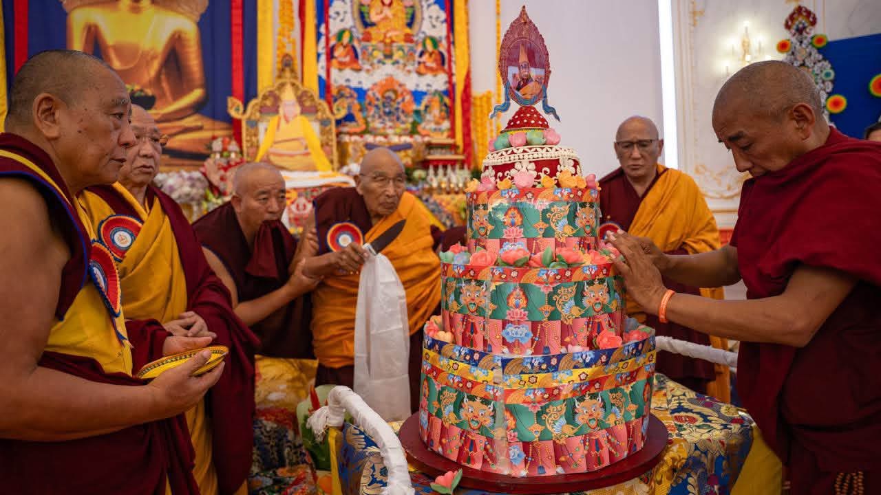ཧྥ་རན་སིའི་རྒྱལ་ས་པེ་རི་སིར་ཡུ་རོབ་ཆོ་འཕྲུལ་སྨོན་ལམ་ཆེན་མོ་ཐེངས་དང་པོ་སྐོང་འཚོགས།