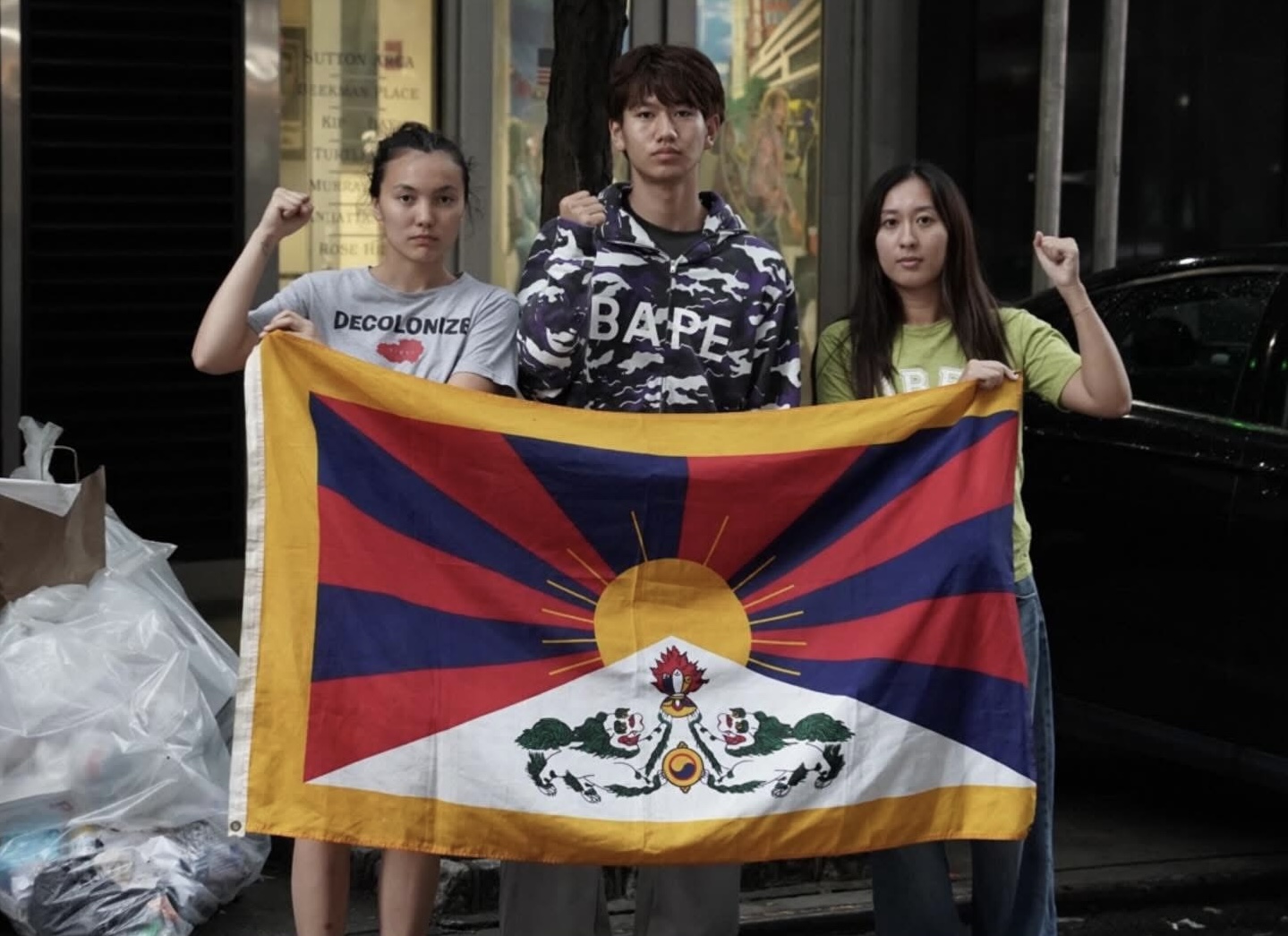 ནིའུ་ཡོག་བོད་མི་ལས་འགུལ་བ་གསུམ་གྱིས་རྒྱལ་ཚོགས་ཀྱི་ལས་ཁུངས་མདུན་དུ་ལྕགས་ཐག་བཅིངས་ནས་ངོ་རྒོལ་གནང་བ།