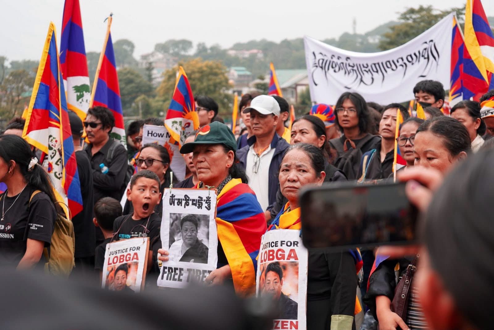བཞུགས་སྒར་དུ་རྒྱལ་གཅེས་དཔའ་བོ་བློ་དགའ་རང་བཙན་གྱི་ཆེད་དུ་མྱ་ངན་དང་ངོ་རྒོལ་་ལས་འགུལ་སྤེལ་བ།
