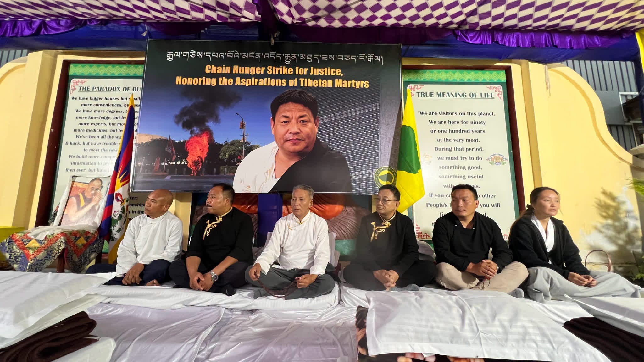 རྒྱལ་གཅེས་དཔའ་བོ་བློ་དགའ་རང་བཙན་ལགས་ཀྱི་མངོན་འདོད་རྒྱུན་མཐུད་ཟས་བཅད་ངོ་རྒོལ་གྱི་ལས་འགུལ་དབུ་འཛུགས།
