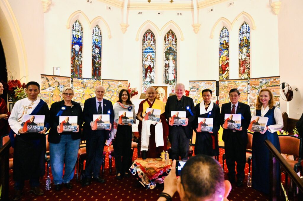 ཨོ་གླིང་དུ་༸གོང་ས་མཆོག་གི་ཆིབས་བསྒྱུར་དང་འབྲེལ་བའི་པར་རིས་ཕྱག་དེབ་ཅིག་དབུ་འབྱེད་གནང་འདུག