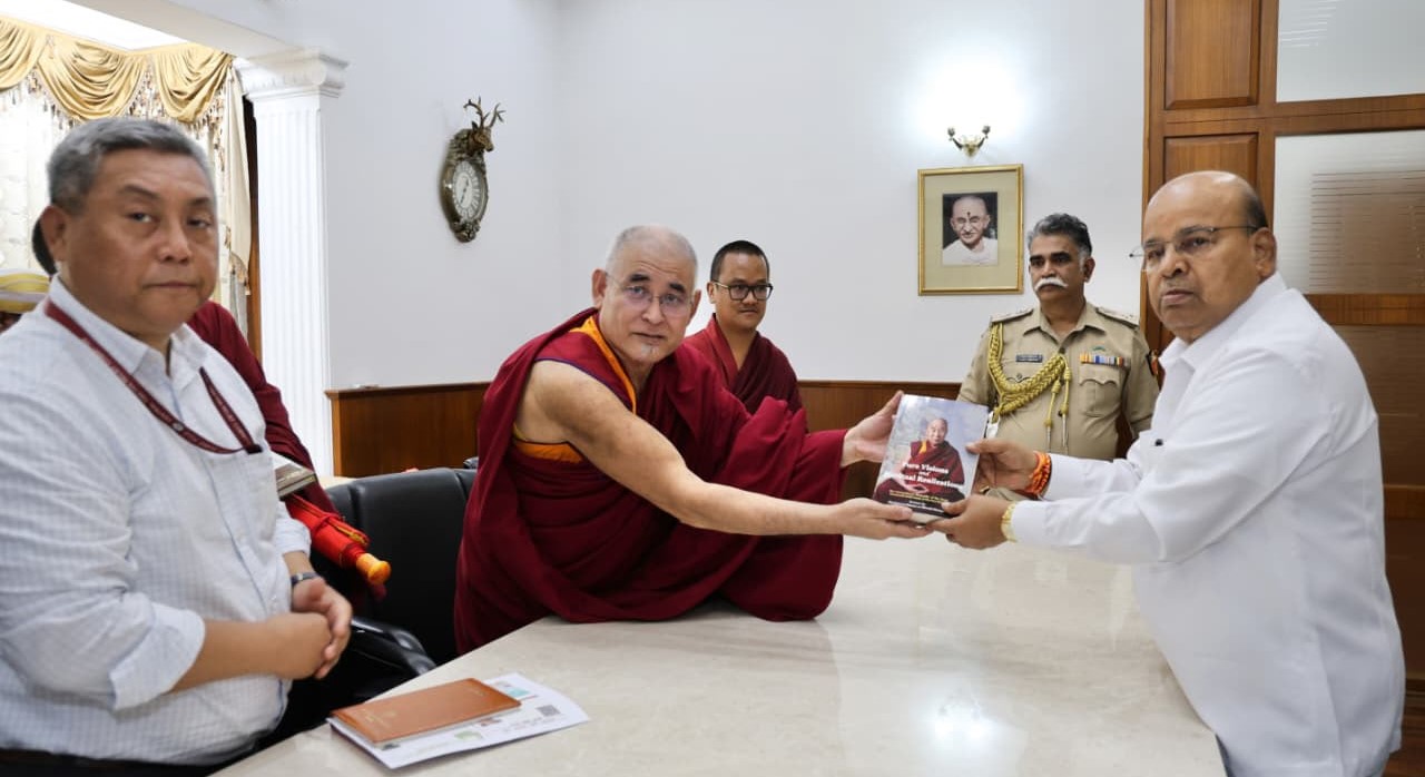 རྒྱ་གར་ཀར་ནཱ་ཊ་ཀ་མངའ་སྡེའི་སྲིད་སྐྱོང་མཆོག་ལ་༸རྒྱལ་བའི་མཛད་འཕྲིན་དང་བོད་ནང་གི་ཛ་དྲག་གནས་སྟངས་ངོ་སྤྲོད།