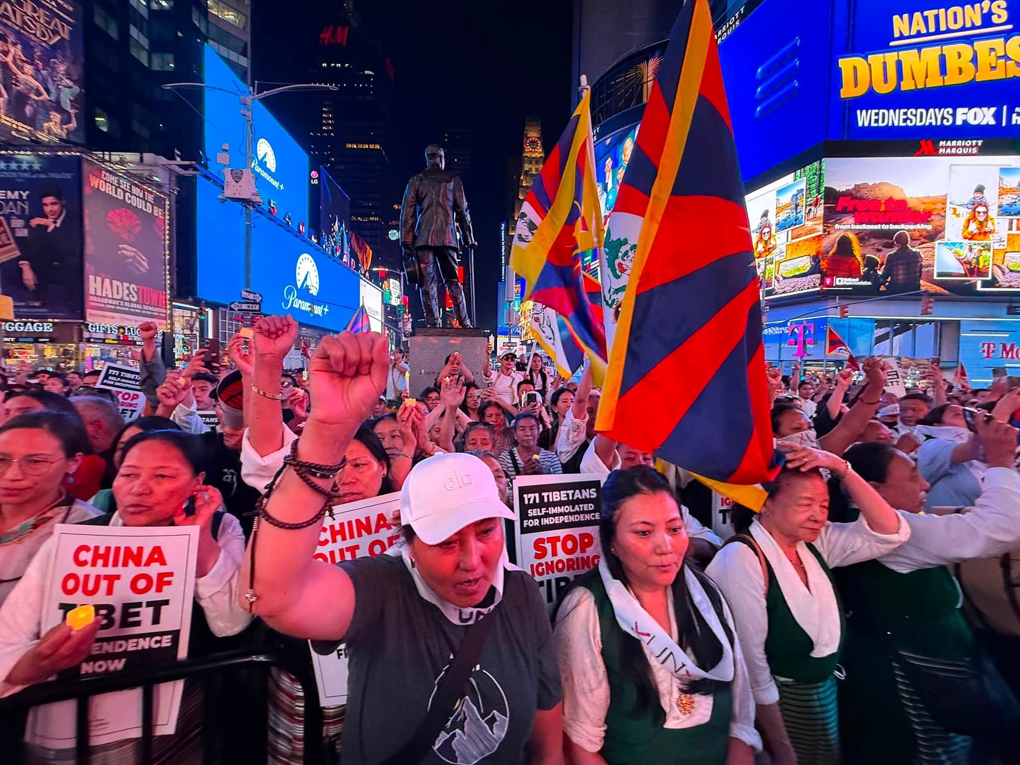 ནིའུ་ཡོག་ཏུ་དཔའ་བོ་བློ་དགའ་ལགས་སུ་རྗེས་དྲན་དང་རྒྱ་གཞུང་གི་མི་རིགས་མཐུན་སྒྲིལ་ཟེར་བའི་ཁྲིམས་ཡིག་ལ་ངོ་རྒོལ་ཆེད་གཞི་རྒྱ་ཆེ་བའི་མར་མེ་ཁྲོམ་སྐོར་གྱི་ལས་འགུལ་སྤེལ་བ།