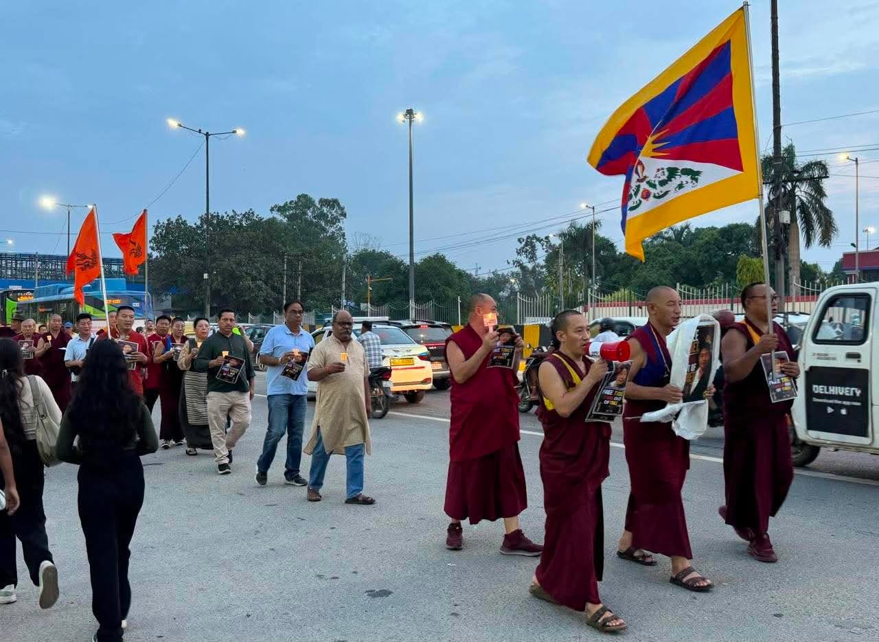 རྒྱལ་ས་ལྡི་ལིར་དཔའ་བོ་བློ་དགའ་རང་བཙན་གྱི་བདུན་ཚིགས་ལྔ་པར་མཆོད་འབུལ་སྨོན་ལམ་དང་མར་མེའི་ཁྲོམ་སྐོར་གནང་བ།