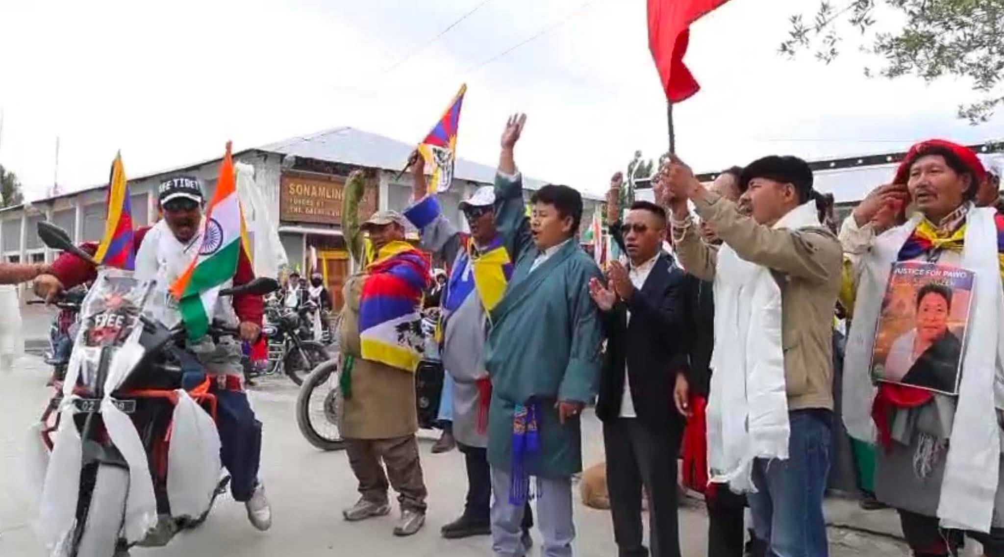 བློ་དགའ་རང་བཙན་ལགས་དབུས་པའི་བོད་ཀྱི་རྒྱལ་གཅེས་པ་ཡོངས་ལ་རྗེས་དྲན་སླད་མཁར་གདོང་ལ་ཆེན་བར་སྦག་སྦག་སྐོར་སྐྱོད།