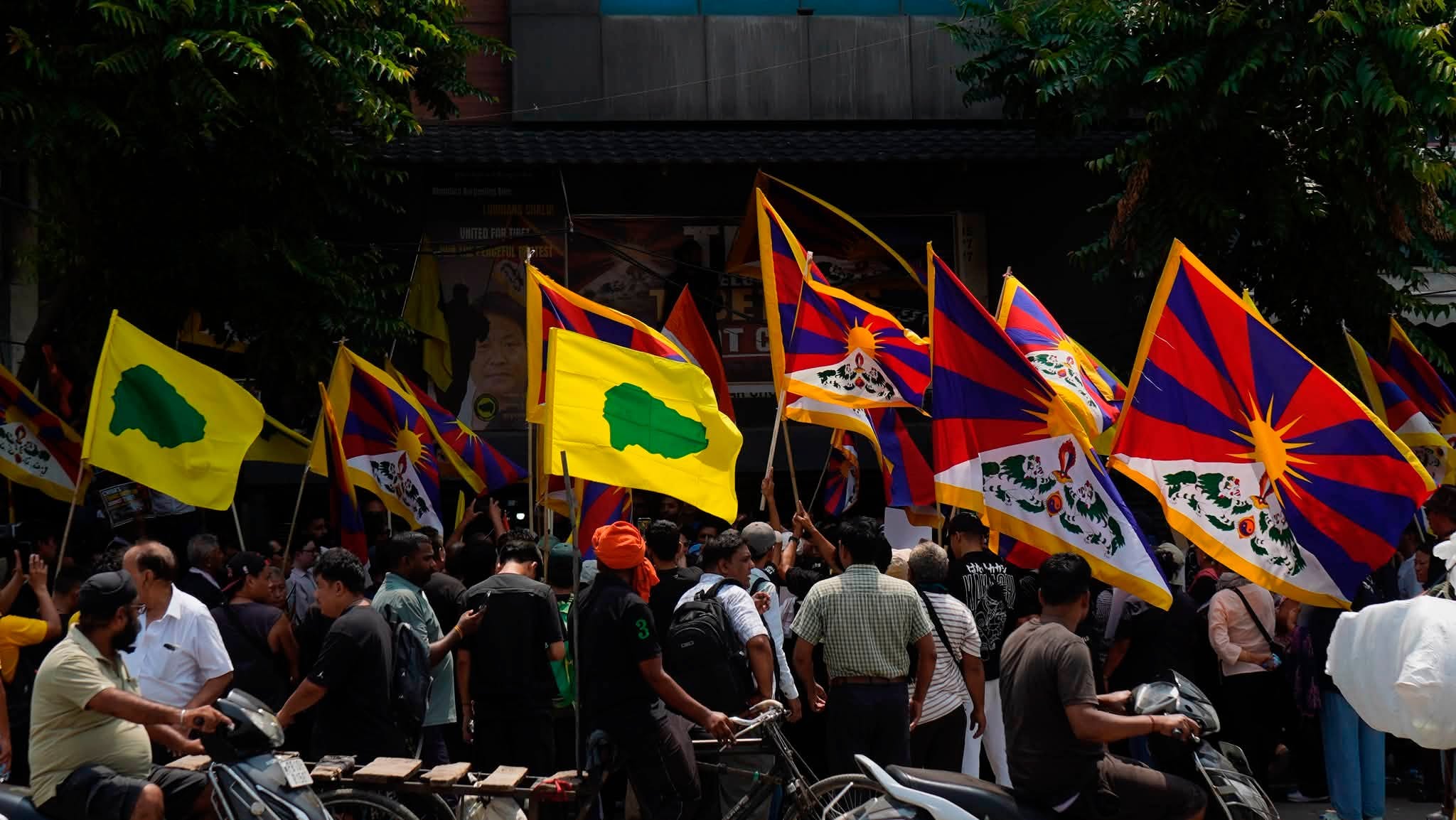 རྒྱལ་སྤྱིའི་རྒྱུན་མཐུད་ངོ་རྒོལ་ལས་འགུལ་ཁྲོད་ལུ་དྷི་ཡཱ་ནཱར་ཞི་བའི་གོམ་བགྲོད་ཐོག་རྒྱ་གར་གྱི་ཚོང་པ་ཁག་ཅིག་མཉམ་ཞུགས།