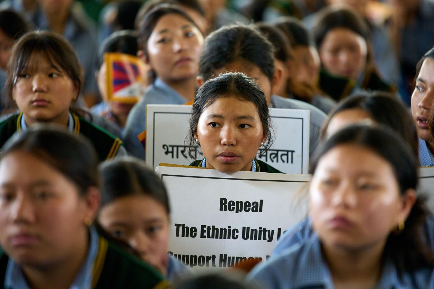 རྒྱ་ནག་གི་མི་རིགས་མཐུན་སྒྲིལ་ཁྲིམས་ཡིག་ལ་གདོང་ལེན་ཆེད་བོད་མིའི་སྒྲིག་འཛུག་ནས་སྐད་ཡིག་སྲིད་བྱུས་གཏན་འབེབས་གནང་འཆར་འདུག
