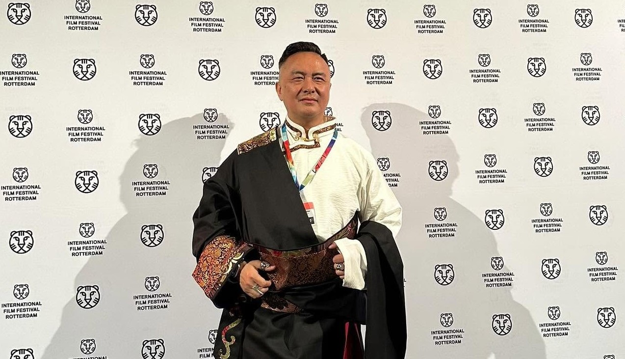 ཆུ་བཞི་སྒང་དྲུག་ཞེས་པའི་གློག་བརྙན་བལ་ཡུལ་ནང་བསྟན་པར་བཀག་སྡོམ་དང་གློག་བརྙན་བཟོ་བསྐྲུན་པ་འཛིན་བཟུང་གི་བཀའ་རྒྱ་བཏང་བ།