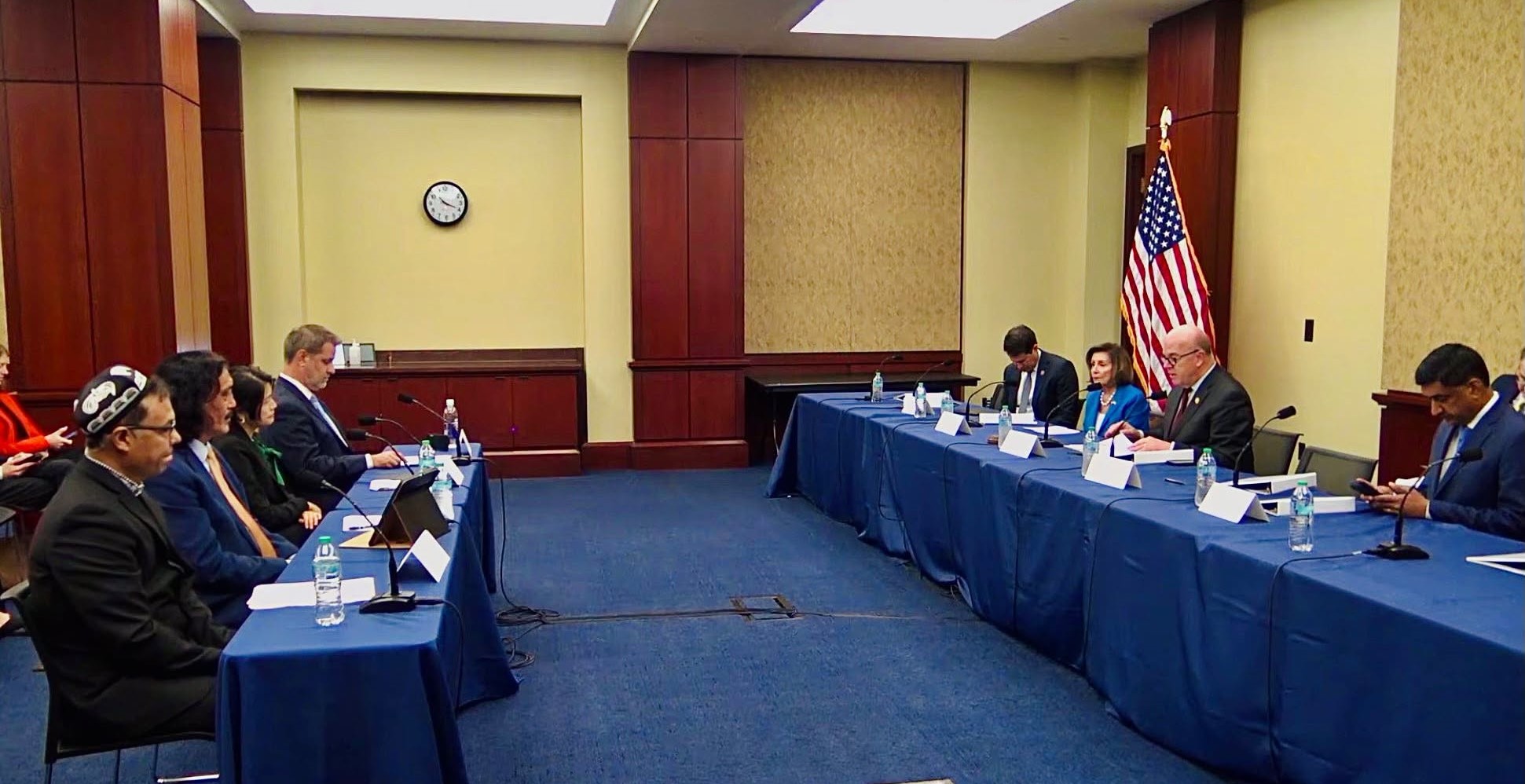 ཞི་ཅིན་ཕིང་ཨ་རིར་འབྱོར་འཆར་དང་བསྟུན་བོད་དང་རྒྱ་ནག་ནང་གི་འགྲོ་བ་མིའི་ཐོབ་ཐང་གནས་བབ་སྐོར་ལ་ཉན་ཞིབ་འཚོགས་འདུག