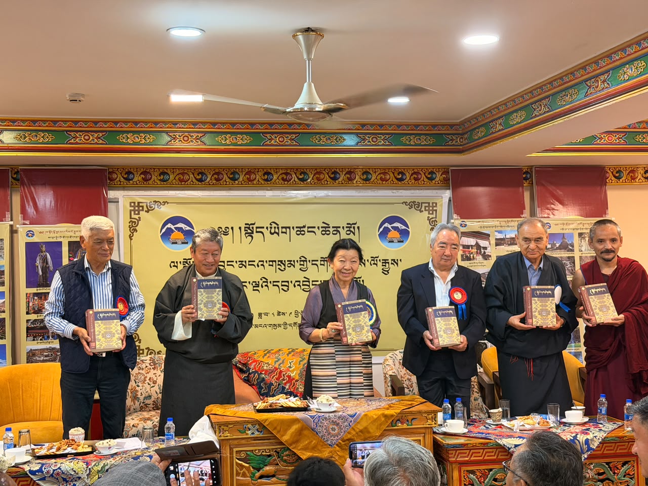 ལ་སྟོད་ལྷོ་བྱང་མངའ་གསུམ་དགོན་གནས་ལོ་རྒྱུས་ཀྱི་པོད་ཕྲེང་ལྔ་ཅན་ཞིག་དབུ་འབྱེད་གནང་སོང་།