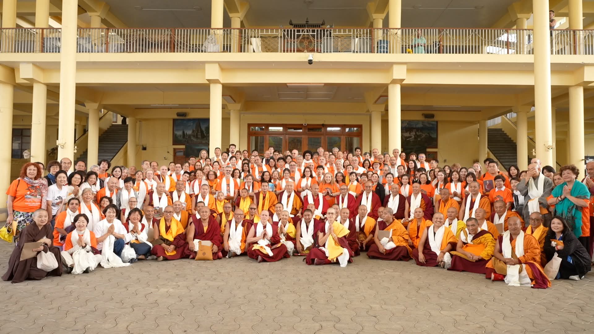 ཆུ་སྲིབ་ཚང་ཐེབས་རྩ་ཚོགས་པས་༸གོང་ས་མཆོག་ལ་བརྟན་བཞུགས་བསྟར་འབུལ་དང་བཀའ་དྲིན་རྗེས་དྲན་གྱི་གཟེངས་རྟགས་འབུལ་བཞེས།